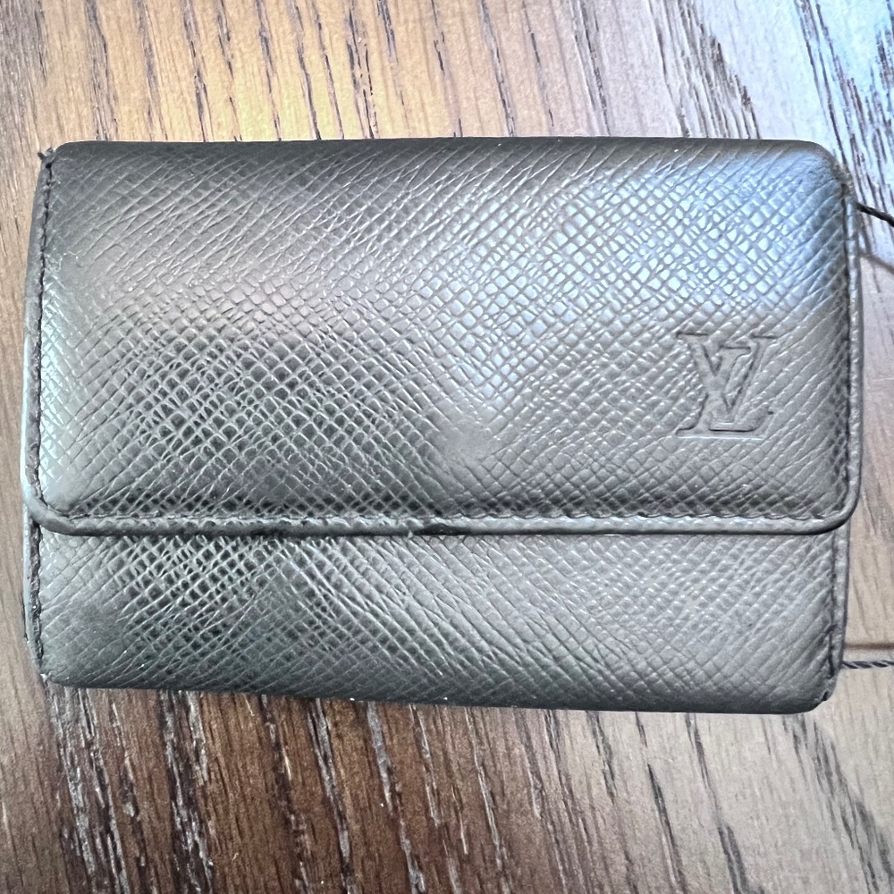 Louis Vuitton Black Epi Leather 6 Key Holder (Authentic)